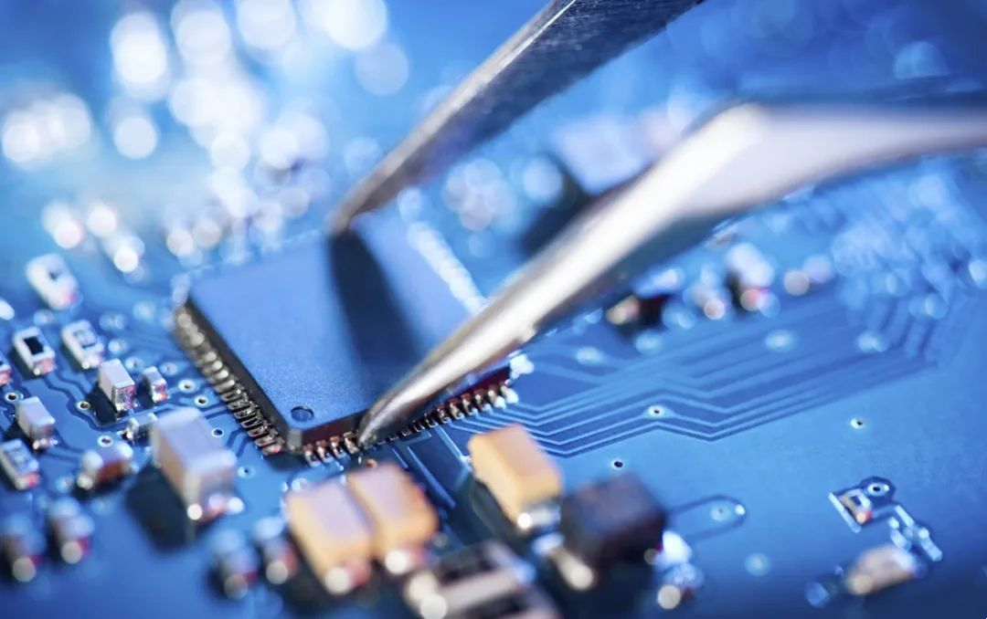 Специализируется на приобретении чипов XILINX, APPLE, ALTERA, AD, MAXIM, ST, TI, ATMEL, NXP