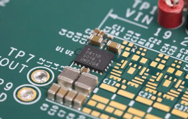 Murata представила высокоэффективный преобразователь DC-DC IC (PE24110) с выходом 12A